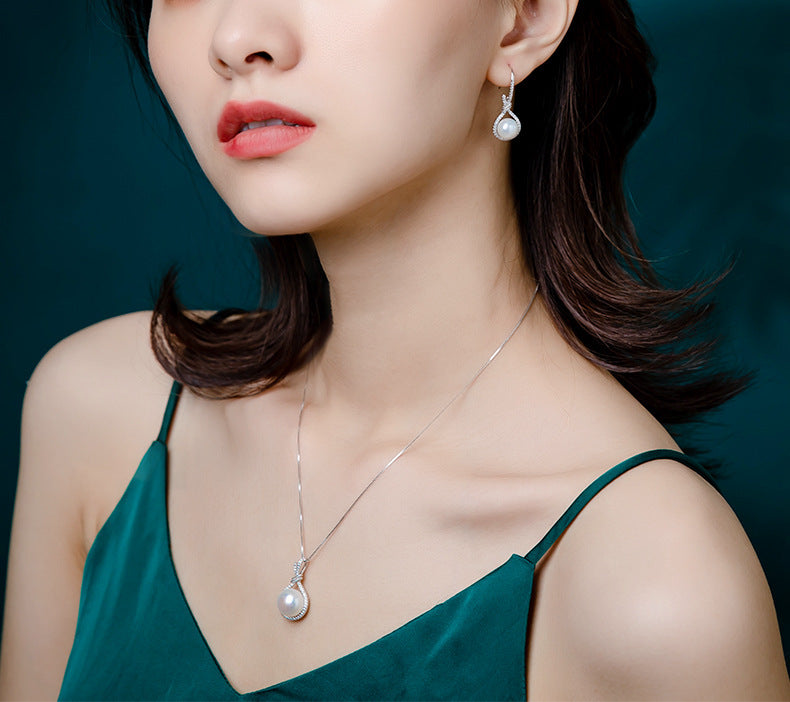 Natural Shell Pearls Pendant Necklace